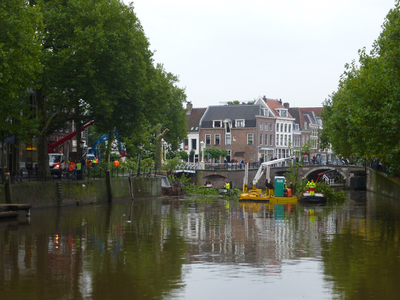 846988 Afbeelding van de gedeeltelijk ingestorte kademuur aan de Bemuurde Weerd O.Z. te Utrecht als gevolg van ...